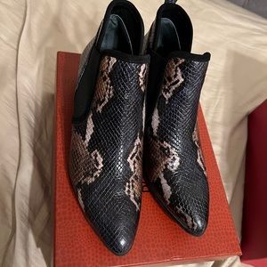 Donald Pliner calf boot snake skin look navy/beige Size 61/2
